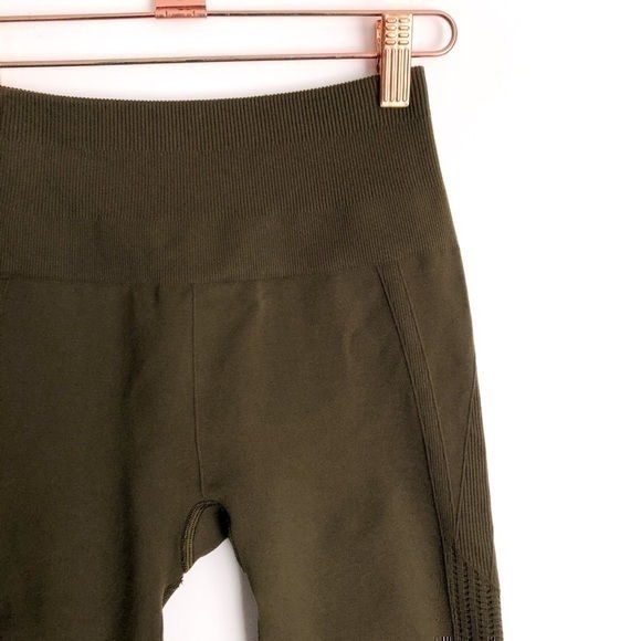 Lululemon Seamless Crop - Picture 1 of 4